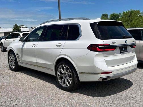 Mineral White Metallic 2026 BMW X7 xDrive40i