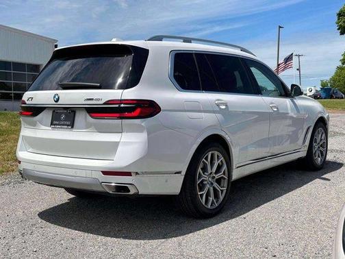 Mineral White Metallic 2026 BMW X7 xDrive40i