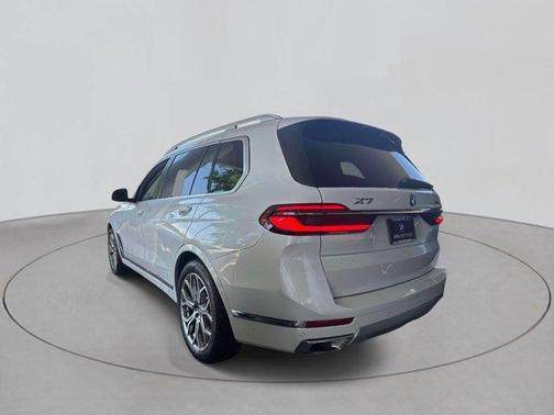 Mineral White Metallic 2026 BMW X7 xDrive40i
