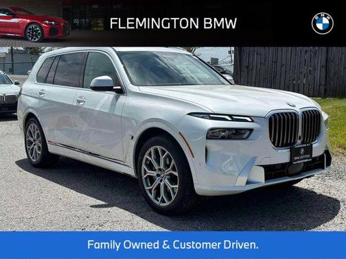 Mineral White Metallic 2026 BMW X7 xDrive40i