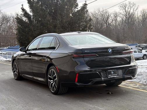 2025 BMW 750e xDrive