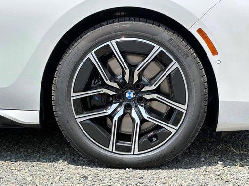 2025 BMW 760 760i xDrive