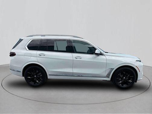 Alpine White 2024 BMW X7 xDrive40i