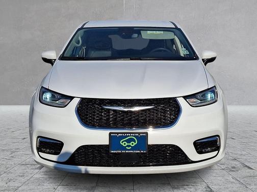 Bright White Clearcoat 2023 Chrysler Pacifica Touring L