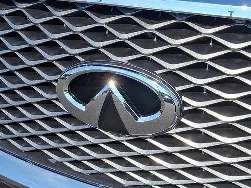 2022 INFINITI QX80 Luxe