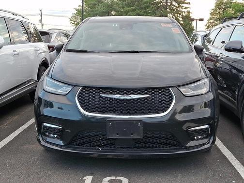 Brilliant Black Crystal Pearlcoat 2023 Chrysler Pacifica Touring L