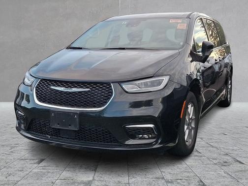 Brilliant Black Crystal Pearlcoat 2023 Chrysler Pacifica Touring L