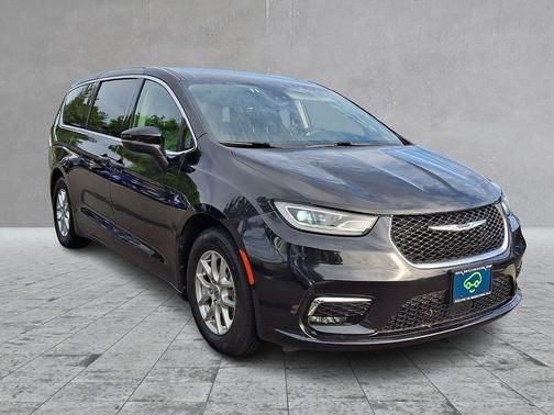 Brilliant Black Crystal Pearlcoat 2023 Chrysler Pacifica Touring L