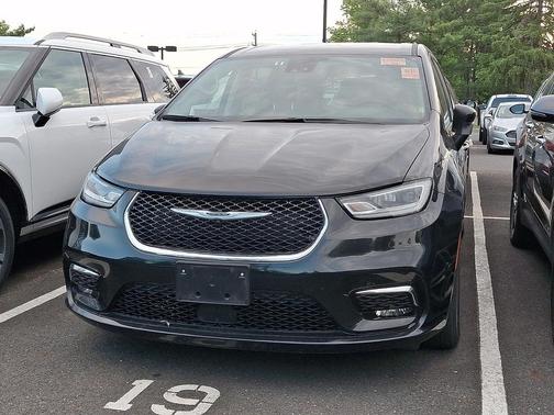 Brilliant Black Crystal Pearlcoat 2023 Chrysler Pacifica Touring L