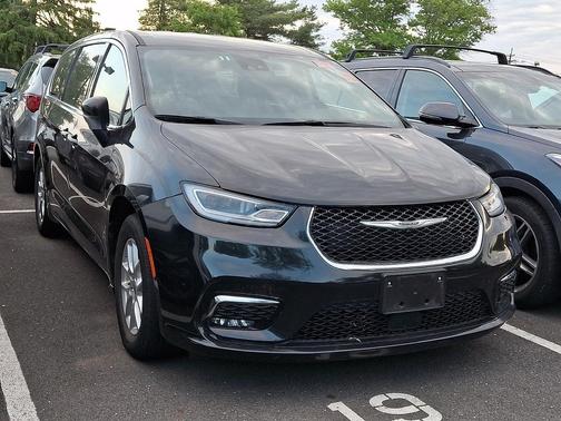 Brilliant Black Crystal Pearlcoat 2023 Chrysler Pacifica Touring L
