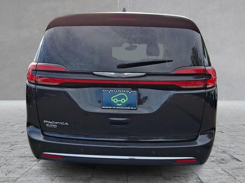 Brilliant Black Crystal Pearlcoat 2023 Chrysler Pacifica Touring L