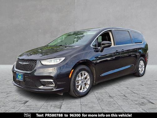 Brilliant Black Crystal Pearlcoat 2023 Chrysler Pacifica Touring L