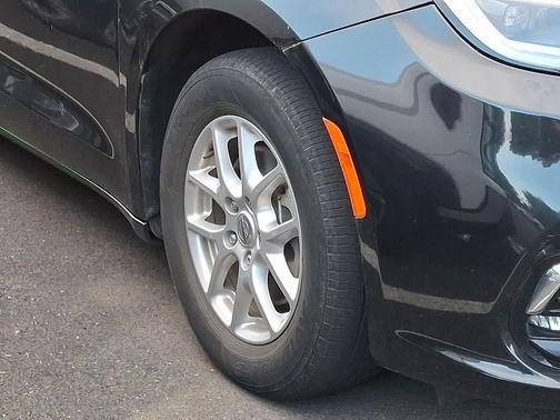 Brilliant Black Crystal Pearlcoat 2023 Chrysler Pacifica Touring L