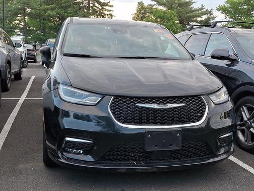 Brilliant Black Crystal Pearlcoat 2023 Chrysler Pacifica Touring L