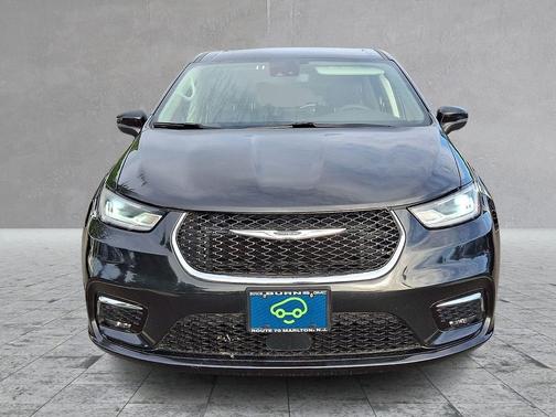 Brilliant Black Crystal Pearlcoat 2023 Chrysler Pacifica Touring L