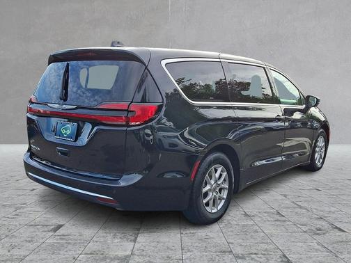 Brilliant Black Crystal Pearlcoat 2023 Chrysler Pacifica Touring L