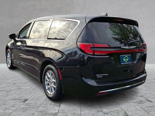 Brilliant Black Crystal Pearlcoat 2023 Chrysler Pacifica Touring L