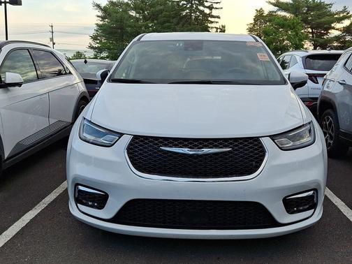 Bright White Clearcoat 2023 Chrysler Pacifica Touring L