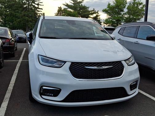 Bright White Clearcoat 2023 Chrysler Pacifica Touring L