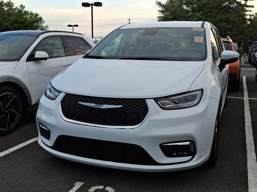 Bright White Clearcoat 2023 Chrysler Pacifica Touring L
