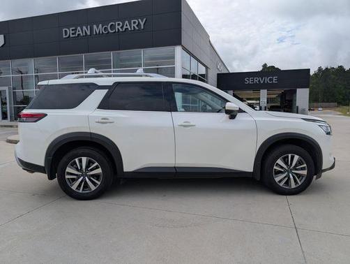 White 2024 Nissan Pathfinder SL
