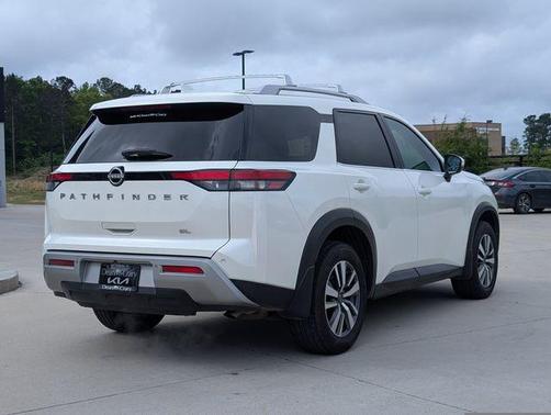White 2024 Nissan Pathfinder SL