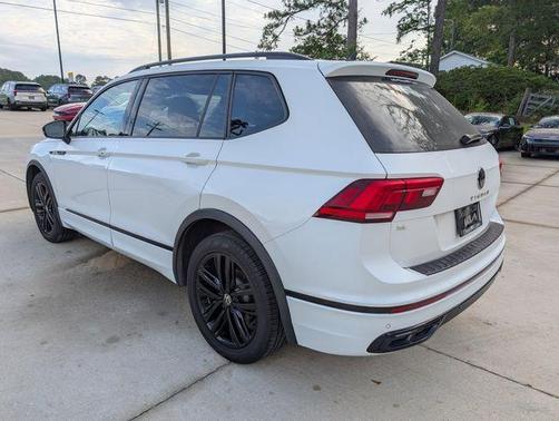 Oryx White Pearl Effect 2022 Volkswagen Tiguan 2.0T SE R-Line Black