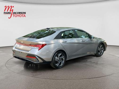 Fluid Metal 2024 Hyundai ELANTRA SEL
