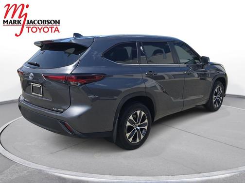 Magnetic Gray Metallic 2024 Toyota Highlander XLE