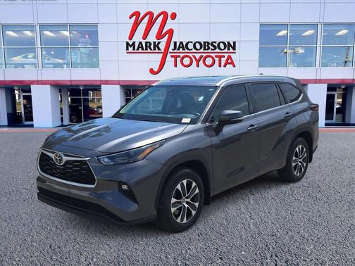 Magnetic Gray Metallic 2024 Toyota Highlander XLE