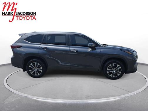 Magnetic Gray Metallic 2024 Toyota Highlander XLE