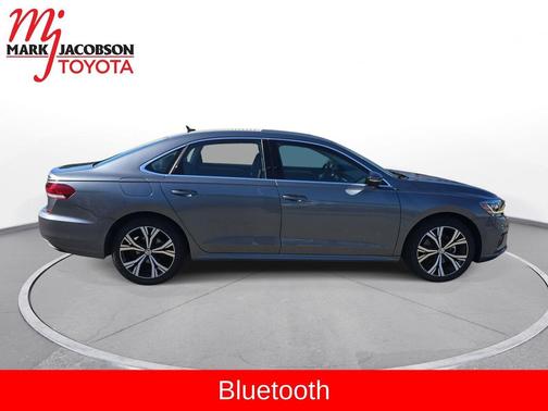 Platinum Gray Metallic 2021 Volkswagen Passat 2.0T SE