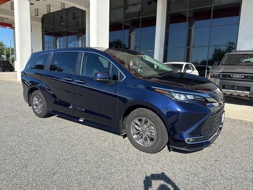 2024 Toyota Sienna XLE 8 Passenger