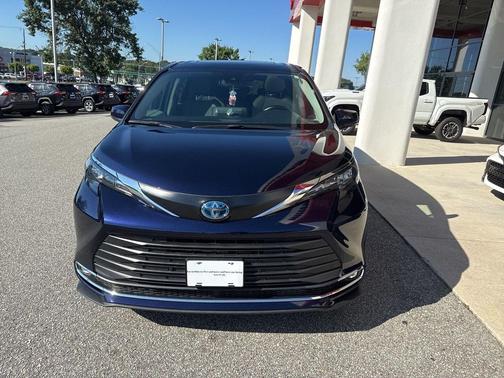 2024 Toyota Sienna XLE 8 Passenger