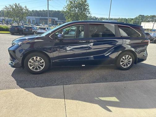 2024 Toyota Sienna XLE 8 Passenger