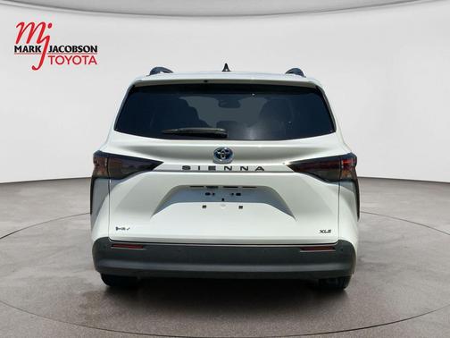 Wind Chill Pearl 2025 Toyota Sienna XLE