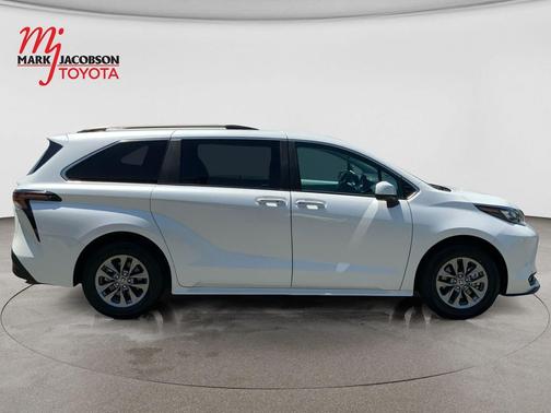 Wind Chill Pearl 2025 Toyota Sienna XLE