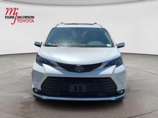 Wind Chill Pearl 2025 Toyota Sienna XLE