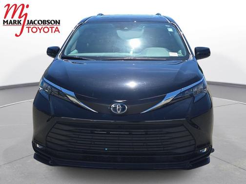 Midnight Black Metallic 2025 Toyota Sienna XLE
