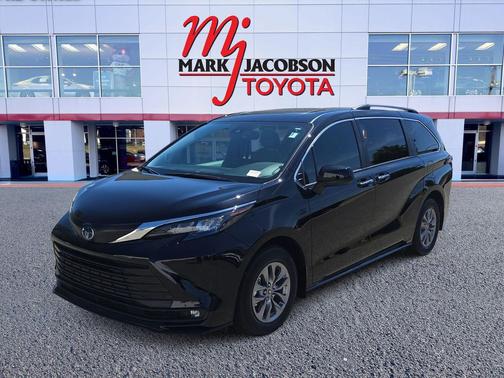 Midnight Black Metallic 2025 Toyota Sienna XLE