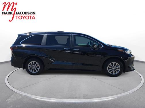 Midnight Black Metallic 2025 Toyota Sienna XLE