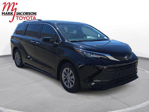 Midnight Black Metallic 2025 Toyota Sienna XLE