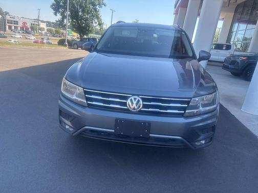 Platinum Gray Metallic 2018 Volkswagen Tiguan 2.0T SE