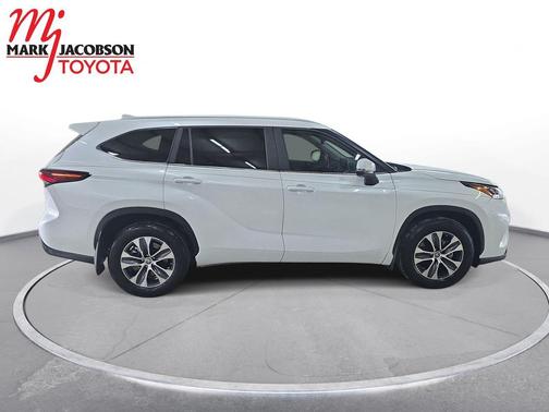 Wind Chill Pearl 2024 Toyota Highlander XLE
