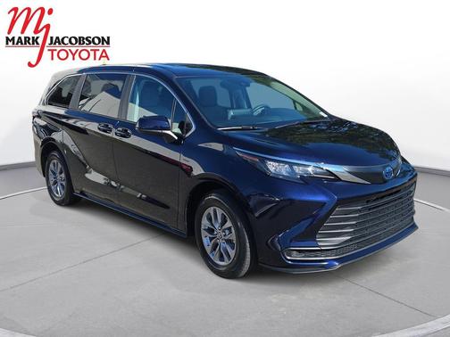 2024 Toyota Sienna LE