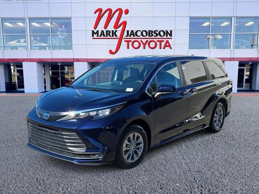 2024 Toyota Sienna LE