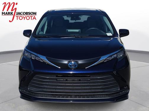 2024 Toyota Sienna LE