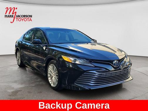 Midnight Black Metallic 2018 Toyota Camry Hybrid XLE