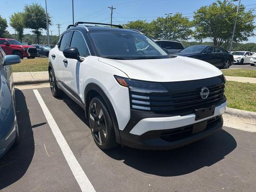 Aspen White Tricoat/Super Black 2025 Nissan Kicks SR