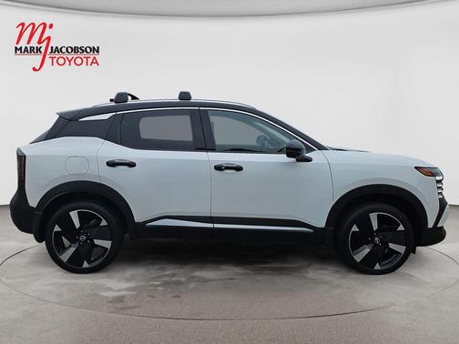 Aspen White Tricoat/Super Black 2025 Nissan Kicks SR